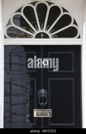 La célèbre porte au numéro 10 Downing Street, la résidence du Premier Ministre britannique. Londres, Angleterre Banque D'Images