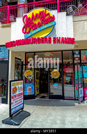 Gatlinburg, TN, USA - Le 14 mai 2018 : Entrée de Johnny Rockets Diner sur la bande de Gatlinburg. Banque D'Images