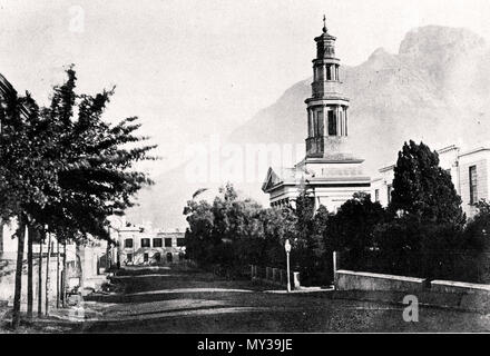 . Anglais : une vieille photographie de Wale Street, Cape Town. Cour suprême visible sur la droite et Devils Peak peut être vu dans la distance. 19e siècle. 1878. Wale Street 557 anonyme de la Cour suprême avec Cape Town 1878 Colonie du Cap archives Banque D'Images