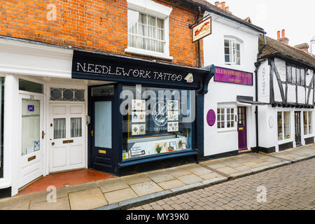 L'extérieur de la Couture, un salon de tatouage Tattoo shop à Godalming, un petit marché de la ville historique près de Guildford, Surrey, Angleterre du Sud-Est, Royaume-Uni Banque D'Images
