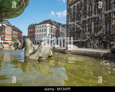 Aix-LA-CHAPELLE, ALLEMAGNE - le 31 mai 2018. La place du marché (Marktplatz) avec l'ancienne fontaine, maisons médiévales et les gens à Aix-la-Chapelle. Allemagne Banque D'Images