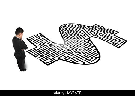 Businessman standing in front of argent labyrinthe forme isolée en fond blanc Banque D'Images