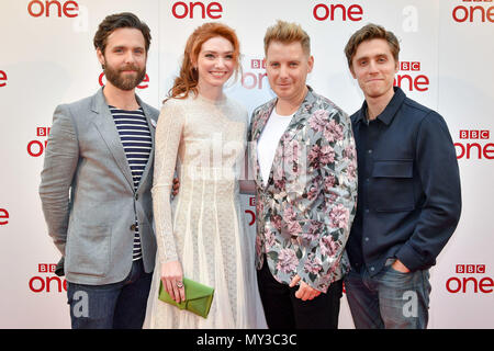 (De gauche à droite) Luc Norris, Eleanor Tomlinson, Christian Brassington et Jack Farthing assister à une projection de BBC One drama Poldark au Regal Cinema, Redruth, Cornwall. Banque D'Images