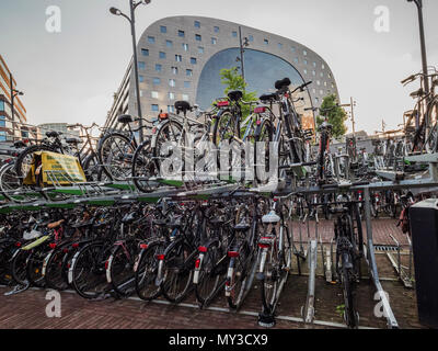 ROTTERDAM, Pays-Bas - 31 MAI 2018 : vue extérieure de la halle d'un immeuble de bureaux et d'habitation. Le stationnement des vélos à Rotterdam. Banque D'Images