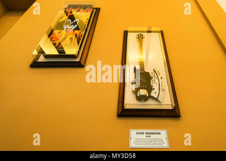 PUNTA CANA, RÉPUBLIQUE DOMINICAINE - le 29 octobre 2015 : guitare de Gene Simmons à Punta Cana Banque D'Images