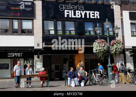 Linkoping, Suède - août 21, 2017 : les gens à l'extérieur de l'entrée du centre commercial Galleria Filbyter au centre-ville de Linköping. Banque D'Images