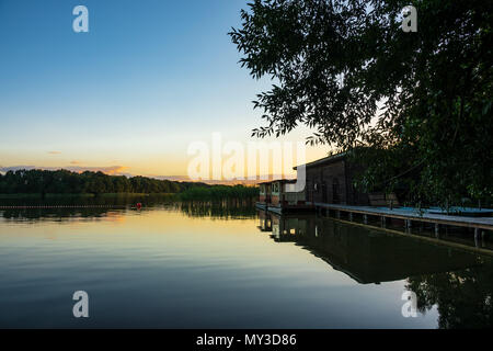 Paysage sur un lac avec des arbres et boatshouse. Banque D'Images