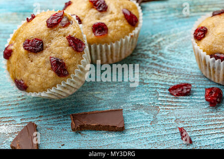 Plateau de muffins faits maison citrouille végétalienne avec du chocolat et cerises séchées. Le petit déjeuner Banque D'Images