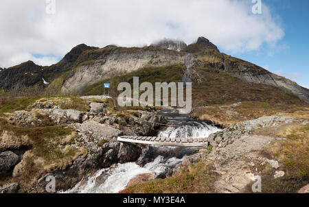 Munkebu randonnée pédestre sur un pont, îles Lofoten, Norvège. Banque D'Images