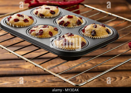 Des muffins frais avec cherry en cuisson sur fond de bois broun Banque D'Images