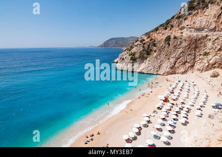 Les touristes bronzer et se baigner sur la plage de Kaputas, Kas Antalya, Turquie Banque D'Images