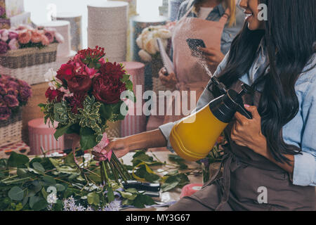 Cropped shot of african american arrosage fleuriste bouquet de fleurs magnifiques Banque D'Images