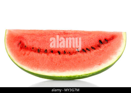 Tranche de melon sucré, vue de face, sur fond blanc. Gros fruit mûr de Citrullus lanatus avec peau rouge à rayures vertes, pâtes et des graines noires. Comestibles. Banque D'Images