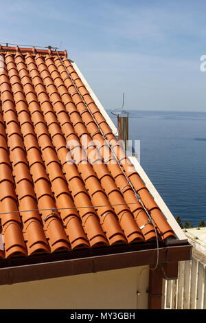 Toit en tuiles métalliques modernes avec protection contre la foudre sur une propriété à l'est de la ville historique de Dubrovnik, Croatie. Banque D'Images