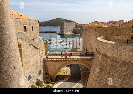 Le pont de pierre menant à la porte de l'Orient (Ploce) porte de la vieille ville et du Vieux Port de Dubrovnik, Croatie. Banque D'Images