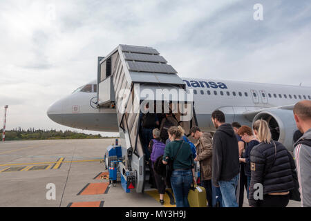 Les passagers d'un Airbus A320-200 de la Lufthansa via une procédure externe sur l'aire de l'aéroport à l'aéroport de Dubrovnik, Croatie. Banque D'Images