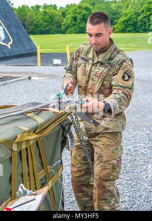 2e LT, 24 mai 2018. Terence Hughes, 39e bataillon du génie de la Brigade, 2e Brigade Combat Team, 101st Airborne Division (Air Assault) inspecte la charge sur un A-22 Sac cargo durant la meilleur Air Assault Concours à l'Sabalauski Air Assault School le 24 mai à Fort Campbell. Air Assault soldats qualifiés de la 101st a participé à plusieurs événements tel qu'un mile road 12 mars, un examen écrit, un copain fonctionner, la descente en rappel, l'évacuation sanitaire et de traumatisme lane, la course à obstacles et charge l'inspection. () Banque D'Images