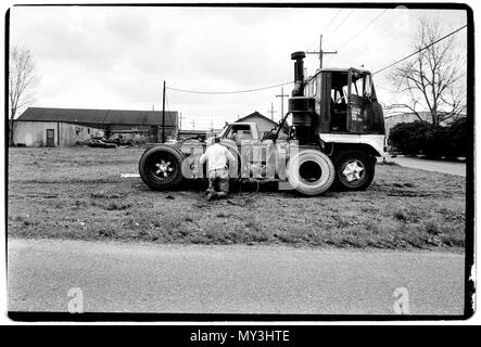 La Nouvelle Orléans, Louisiane, USA Man fixing truck New Orleans est situé dans le sud-est de la Louisiane, et occupe les deux côtés de la rivière Mississippi. Le cœur de la ville et ses quartiers français est sur le côté nord de la rivière. La ville et l'Orleans Parish (Anglais : paroisse d'Orléans) concordent. La ville et de la paroisse sont délimitées par les paroisses de Saint Tammany au nord, Saint Bernard à l'Est, Plaquemines au sud, et Jefferson au sud et à l'ouest. Lac Pontchartrain, dont une partie se trouve dans les limites de la ville, se trouve au nord et le lac borgne se situe à l'Est Banque D'Images