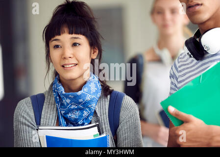 Female student smiling in corridor Banque D'Images