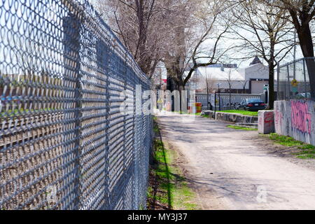 Montréal, QC, Canada - 27 mai 2018 : la piste cyclable le long de la voie ferrée du Canadien Pacifique au milieu de la ville de Montréal est de 4,5 kilomètres de long. Banque D'Images