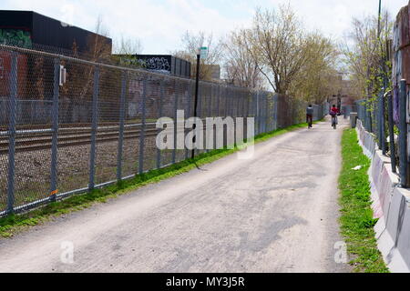 Montréal, QC, Canada - 27 mai 2018 : la piste cyclable le long de la voie ferrée du Canadien Pacifique au milieu de la ville de Montréal est de 4,5 kilomètre de long. T Banque D'Images