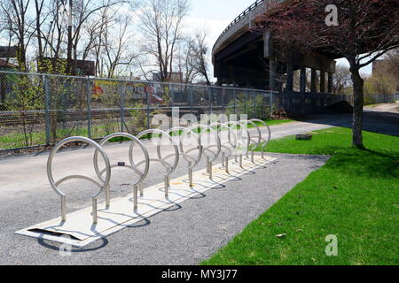 Montréal, QC/Canada - 27 mai 2018 : la piste cyclable le long de la voie ferrée du Canadien Pacifique au milieu de la ville de Montréal est de 4,5 kilomètre de long. S Banque D'Images