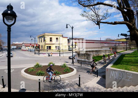 Montréal, Qc,/Canada-May 27th, 2018 : la piste cyclable de Montréal sont de plus en plus . Des centaines de kilomètres de pistes cyclables sont construites. Celui-ci, à l'angle St-Laurent st Banque D'Images