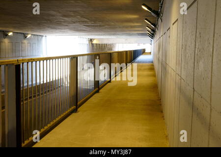 Un passage sous vide avec personne, en béton au cours de la journée, les feux orange ouvert. Banque D'Images