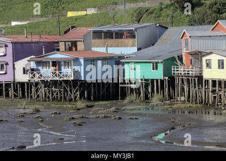 Castro, Chiloé, Chili : des maisons sur pilotis, connu sous le nom de palafitos, protéger contre les inondations. Banque D'Images