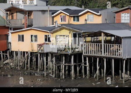 Castro, Chiloé, Chili : des maisons sur pilotis, connu sous le nom de palafitos, protéger contre les inondations. Banque D'Images