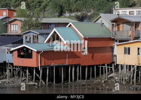 Castro, Chiloé, Chili : des maisons sur pilotis, connu sous le nom de palafitos, protéger contre les inondations. Banque D'Images