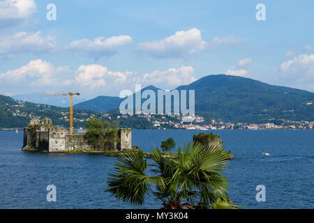 Cannobbio, Italie, le 10 juin, 2016 - Châteaux abandonnés sur le lac avec un bateau, saison estivale, Cannero Riviera, Italie, Lac Majeur Banque D'Images