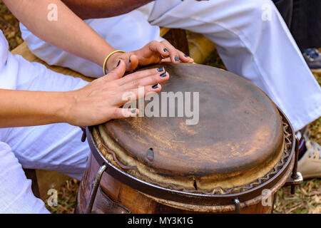 Jeune femme mains percussionniste jouant un atabaque tambour appelé au cours de la musique populaire brésilienne performance Banque D'Images