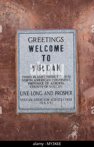 Plaque commémorative sur la base du vaisseau Vulcain FX6-1995-un monument. Conçu d'après le Star Trek Starship Enterprise. Vulcan, Alberta, Canada. Banque D'Images