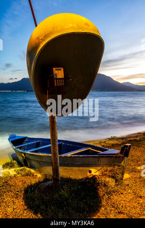 Cabine téléphonique dans la région de Tapera Plage au crépuscule. Florianopolis, Santa Catarina, Brésil. Banque D'Images