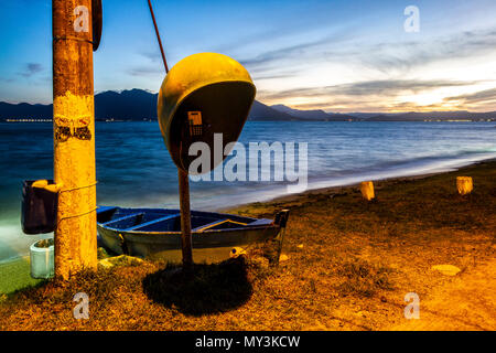 Cabine téléphonique dans la région de Tapera Plage au crépuscule. Florianopolis, Santa Catarina, Brésil. Banque D'Images