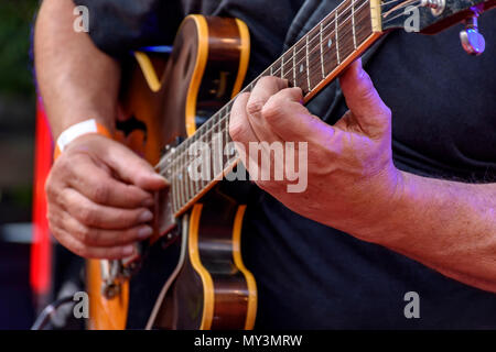 Détail de la mains et son guitariste black guitare électrique à une piscine présentation jazz Banque D'Images