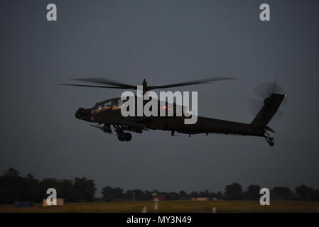 Les hélicoptères Apache AH-64 assigné à la Force Viper 1er Bataillon, 3e Régiment d'aviation, 12e Brigade d'aviation de combat Mener des opérations de nuit à l'aérodrome militaire à Inowroclaw, Pologne pendant la grève 18 Sabre, le 4 juin 2018. Grève de sabre 18 facilite la coopération entre les États-Unis, l'estonien, letton, lituanien, polonais et d'autres pays alliés et les pays partenaires à améliorer la capacité opérationnelle dans une variété de missions. L'exercice prépare les nations participantes et de ses unités pour des opérations futures, tout en renforçant l'alliance de l'OTAN. L'exercice de cette année prévoit 18 000 participants f Banque D'Images