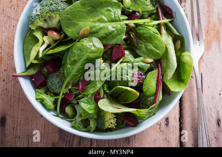 Superfood Salad Bowl. Salade Mixte de betterave et vinaigrette crémeuse à l'avocat. Banque D'Images