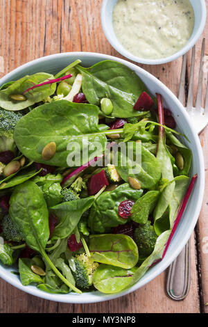 Superfood Salad Bowl. Salade Mixte de betterave et vinaigrette crémeuse à l'avocat. Banque D'Images