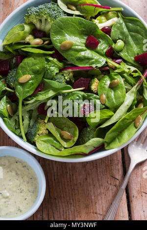 Superfood Salad Bowl. Salade Mixte de betterave et vinaigrette crémeuse à l'avocat. Banque D'Images