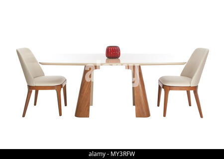 Tableau moderne en bois et deux chaises sur fond blanc. Banque D'Images