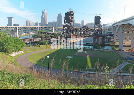 L'horizon de Cleveland dans la distance fournit une toile de fond pour les espaces verts de Tremont et les ponts sur la rivière Cuyahoga à Cleveland, Ohio. Banque D'Images