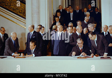 26 mai, 1972. Le président Nixon et Brejnev, Secrétaire général de la signature (1) sel traité ABM (limitation des systèmes de missiles antibalistiques) et l'accord intérimaire sur les armements stratégiques offensifs à Moscou. Banque D'Images