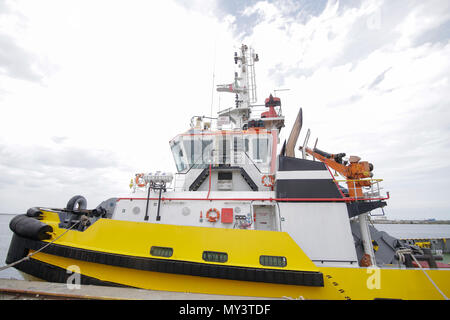 CONSTANTA, Roumanie - le 19 mai 2018 : Tug boat dans un port Banque D'Images