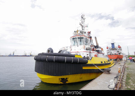 CONSTANTA, Roumanie - le 19 mai 2018 : Tug boat dans un port Banque D'Images