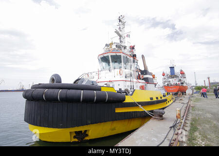 CONSTANTA, Roumanie - le 19 mai 2018 : Tug boat dans un port Banque D'Images