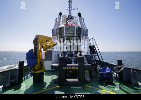 CONSTANTA, Roumanie - le 19 mai 2018 : remorqueur en mer Banque D'Images