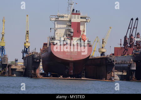 CONSTANTA, Roumanie - le 19 mai 2018 : Démantèlement des navires anciens docks Banque D'Images
