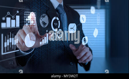 Système de gestion des données (DMS) avec la notion d'analyse d'affaires. businessman travaillant avec des informations pour les indicateurs de performance clés (KPI) et ma Banque D'Images